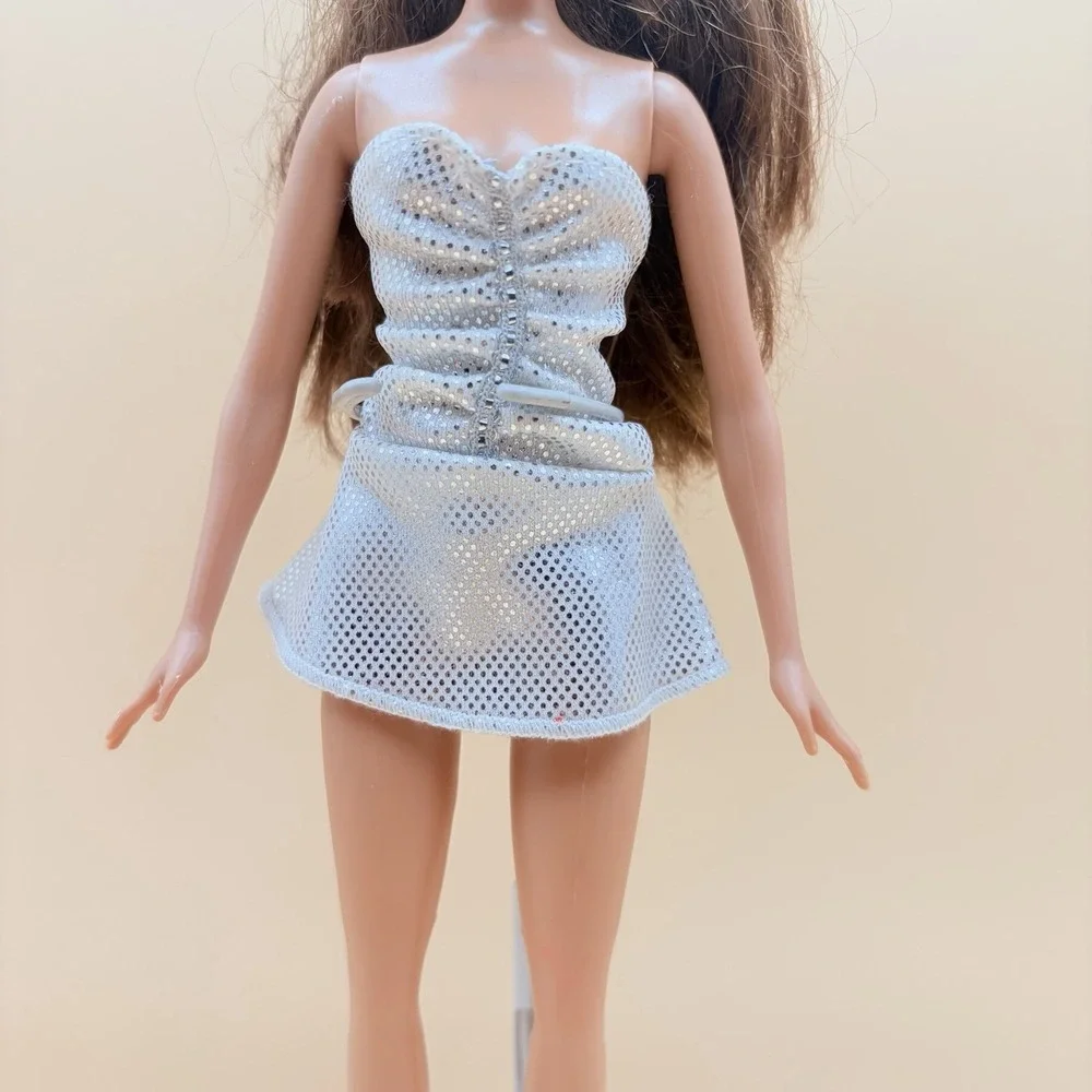 2007 Barbie Fashion Fever Teresa Brunette w Silver Fashion Dress Shoes & Headban
